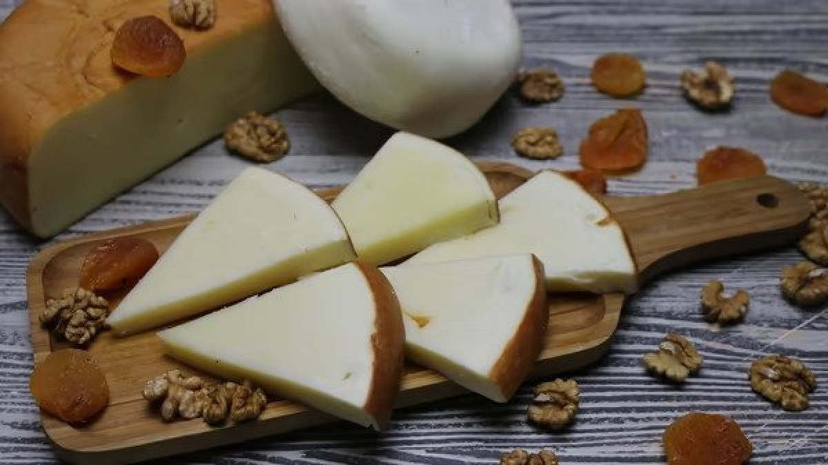 Cheese smoked Sulguni - Georgian dish at Tbilisuri Ezo restaurant in Tbilisi }}