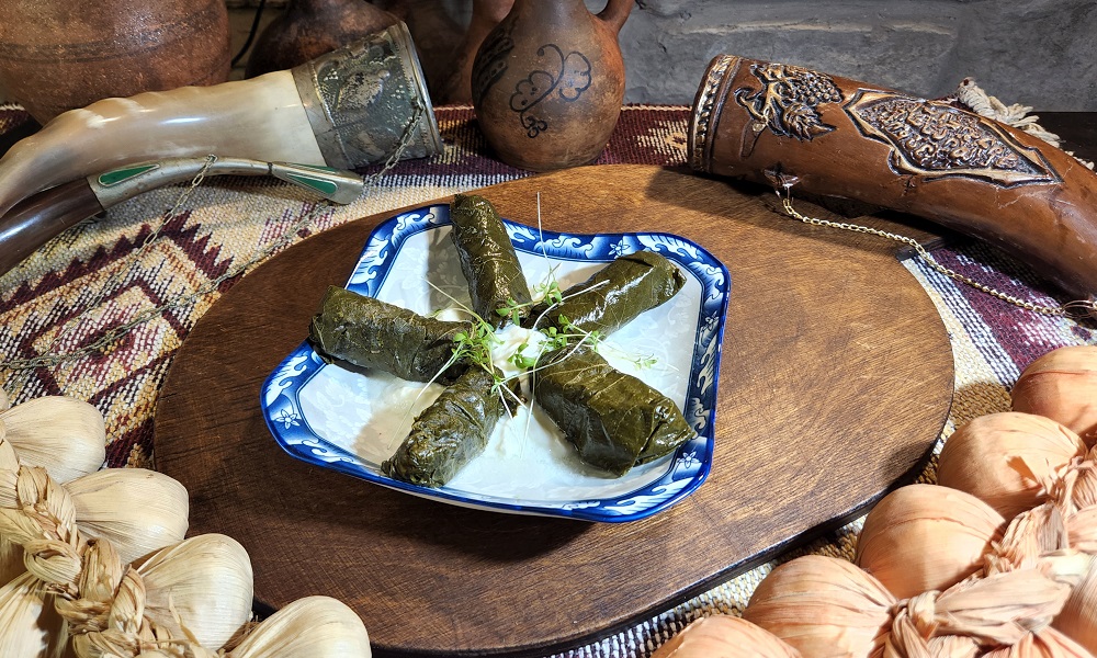 Dolma in a vine leaf - Georgian dish at Tbilisuri Ezo restaurant in Tbilisi }}