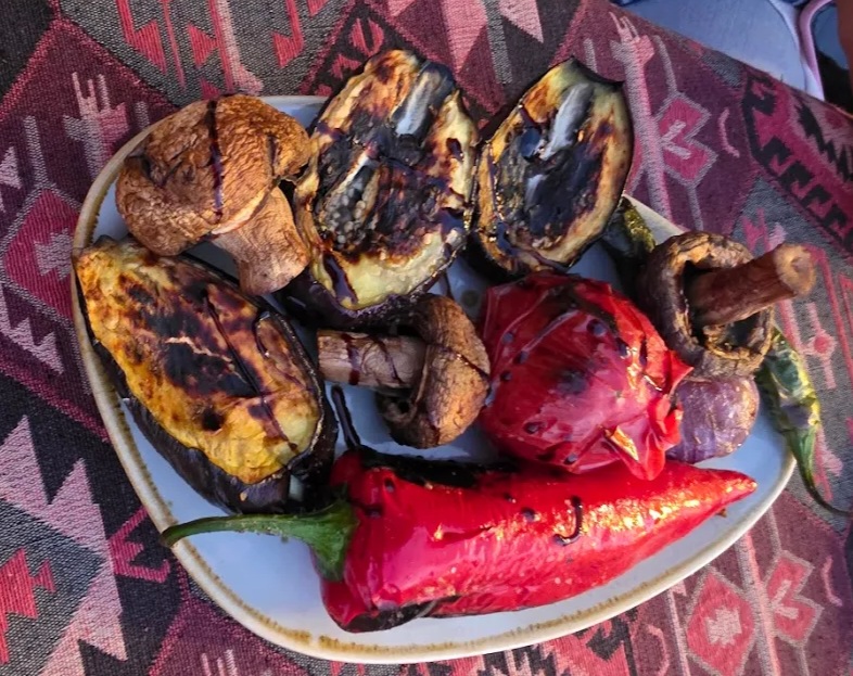 Vegetable barbecue - Georgian dish at Tbilisuri Ezo restaurant in Tbilisi }}