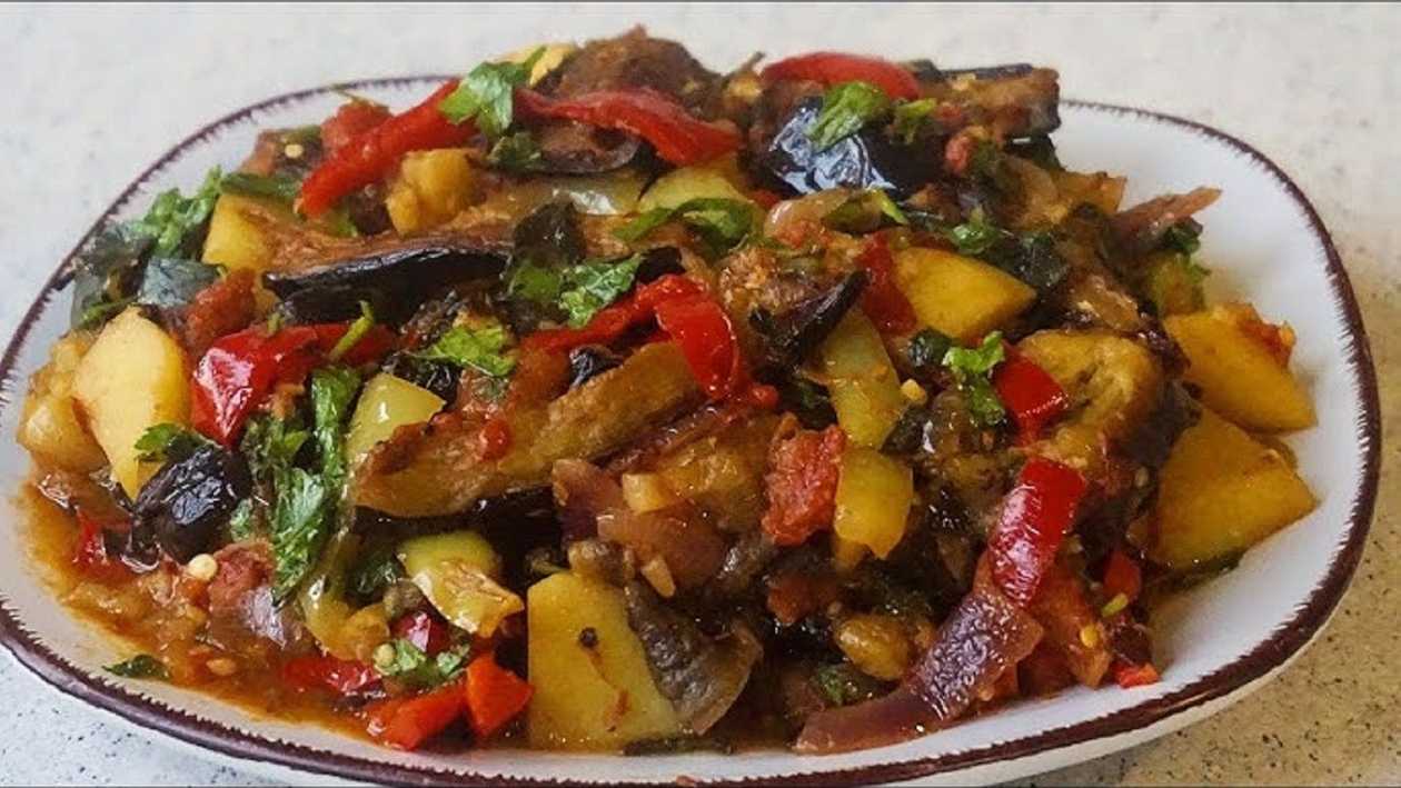 Ajapsandali at Tbilisuri Ezo Georgian restaurant in Tbilisi }}