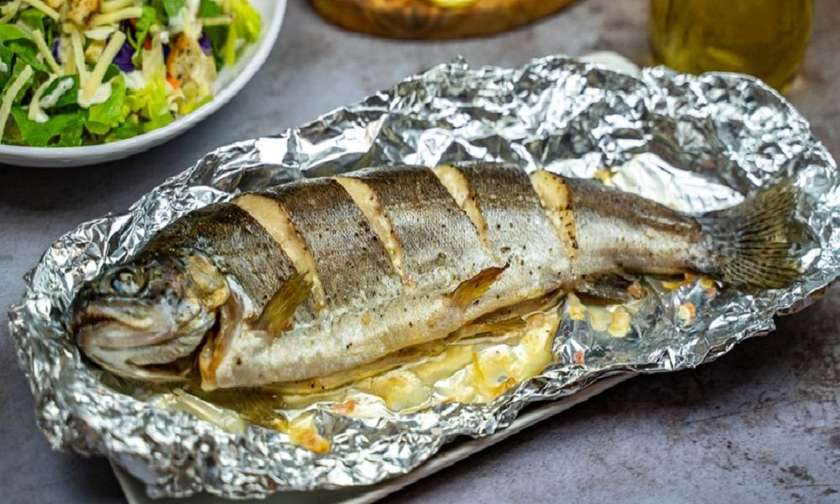 Trout baked in foil - Georgian dish at Tbilisuri Ezo restaurant in Tbilisi }}