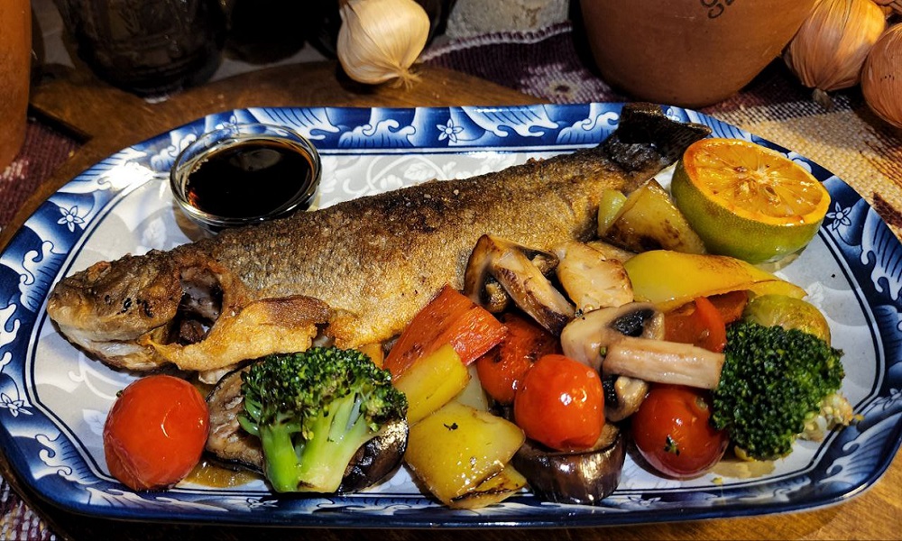 Trout with grilled vegetables - Georgian dish at Tbilisuri Ezo restaurant in Tbilisi }}