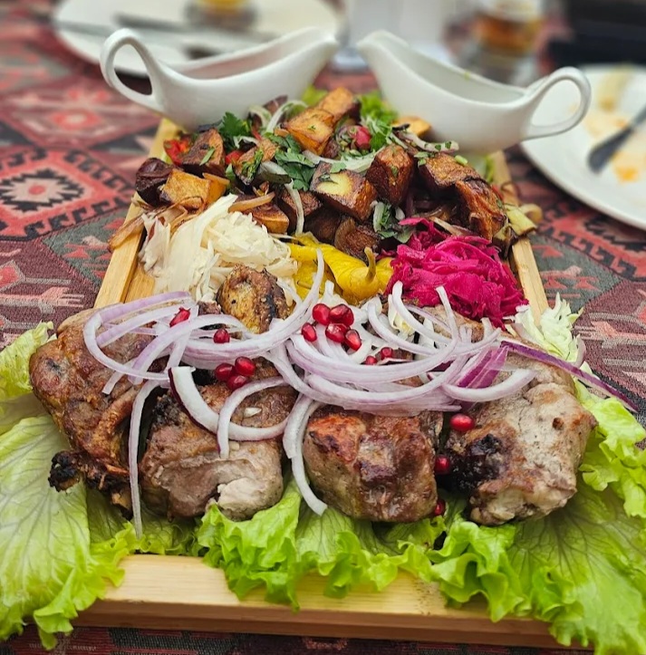 Pork ribs board - Georgian dish at Tbilisuri Ezo restaurant in Tbilisi }}