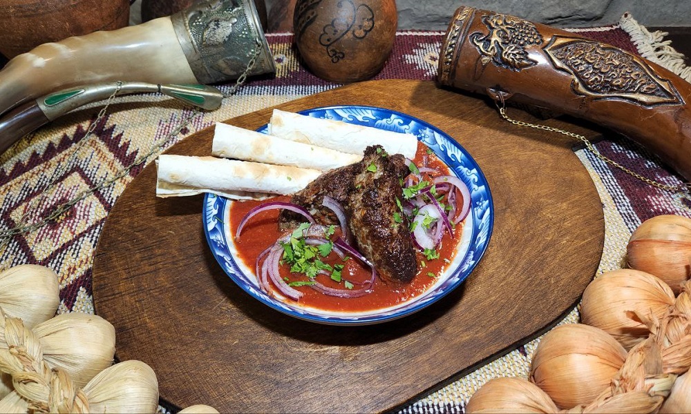 Kebab Kutaisian with souse - Georgian dish at Tbilisuri Ezo restaurant in Tbilisi }}