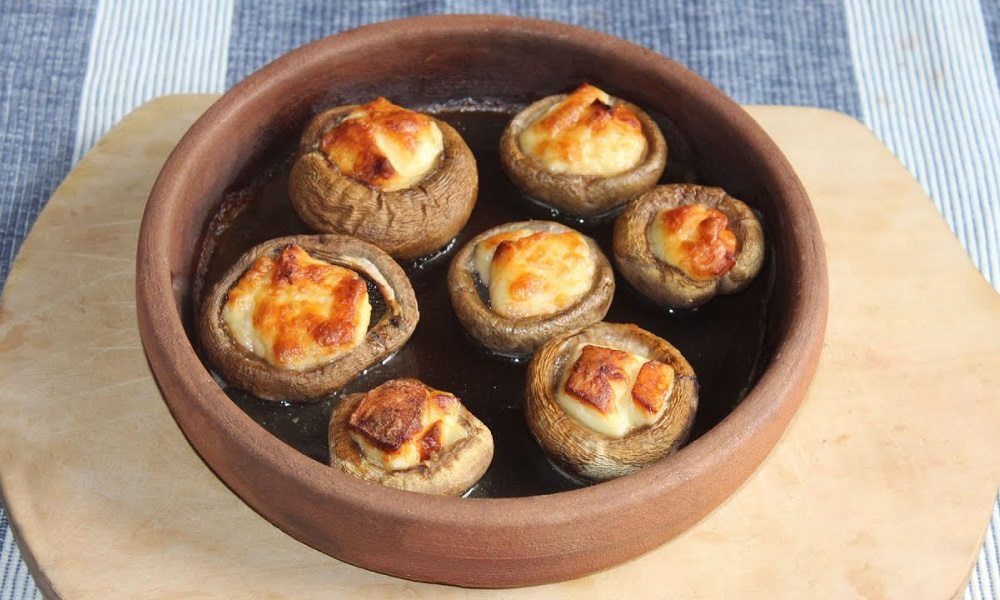 Fried mushrooms with Sulguni cheese at Tbilisuri Ezo in Tbilisi }}